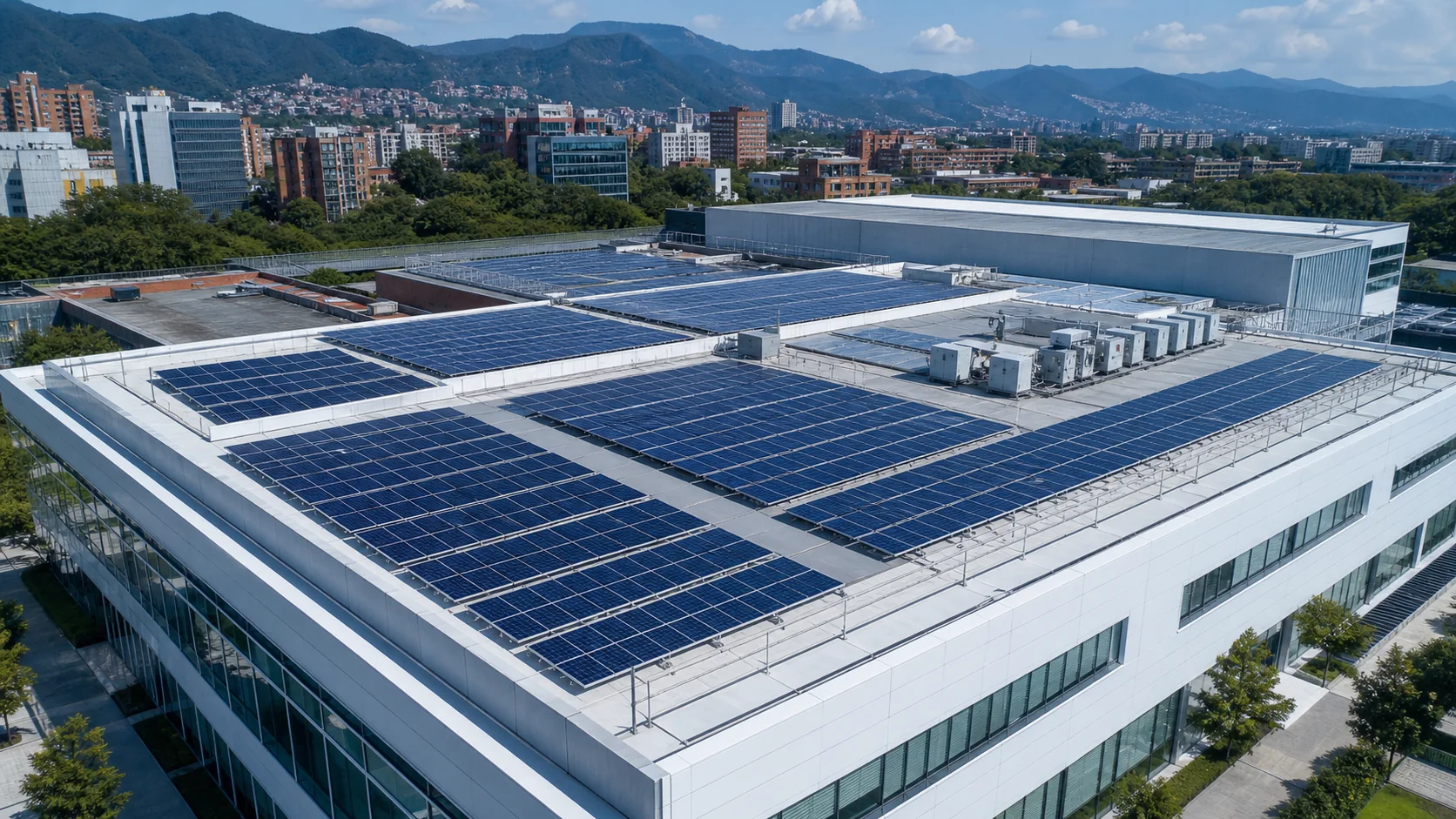 Sistema solar instalado sobre la cubierta de una sede institucional